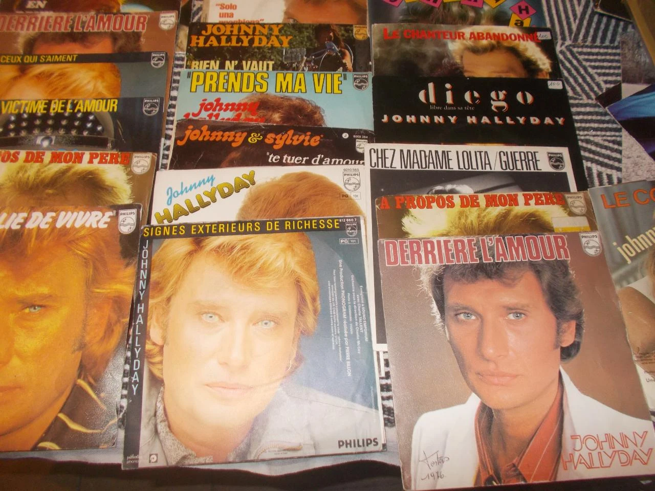 Magnífico lote de 60 discos de vinilo de 45 rpm (sencillos / EP) de Johnny Hallyday. – photo 8